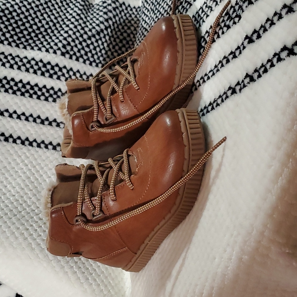 Osh Kosh fur trim boots